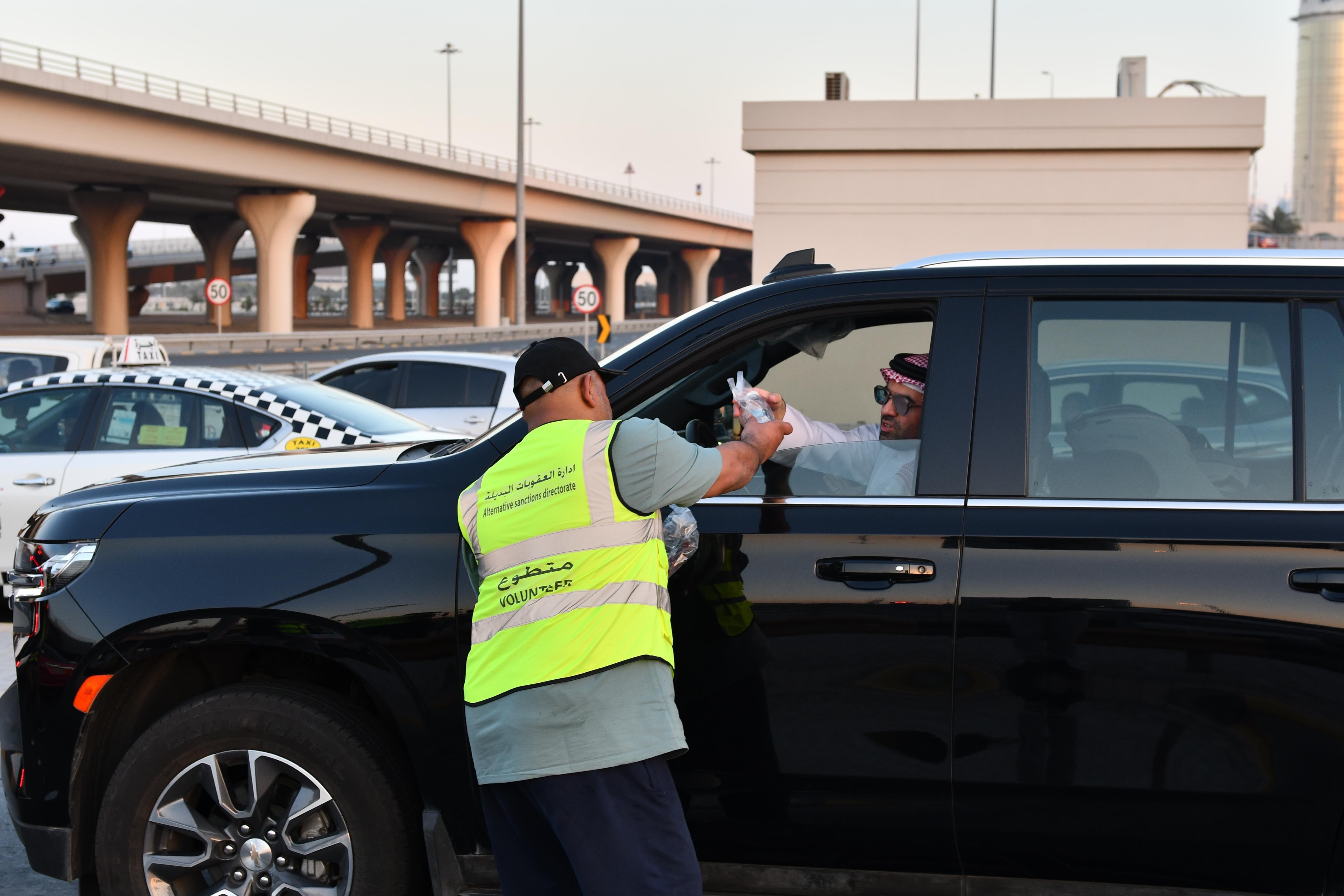 الإدارة العامة لتنفيذ الأحكام والعقوبات البديلة تختتم حملة إفطار صائم على الطريق<